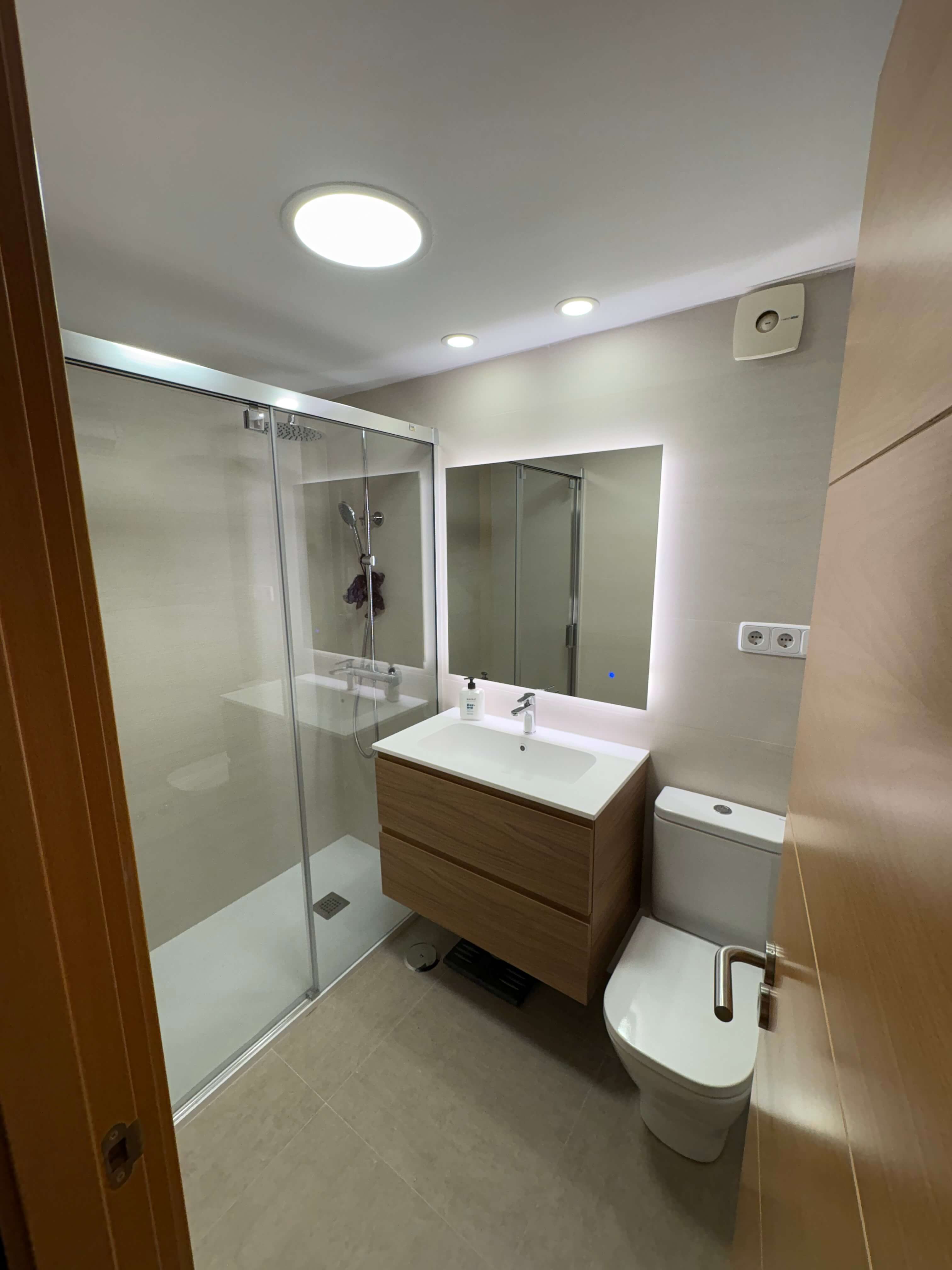 ¿Baño antiguo y poco práctico? Por qué cambiar tu bañera por una ducha es la mejor decisión este año